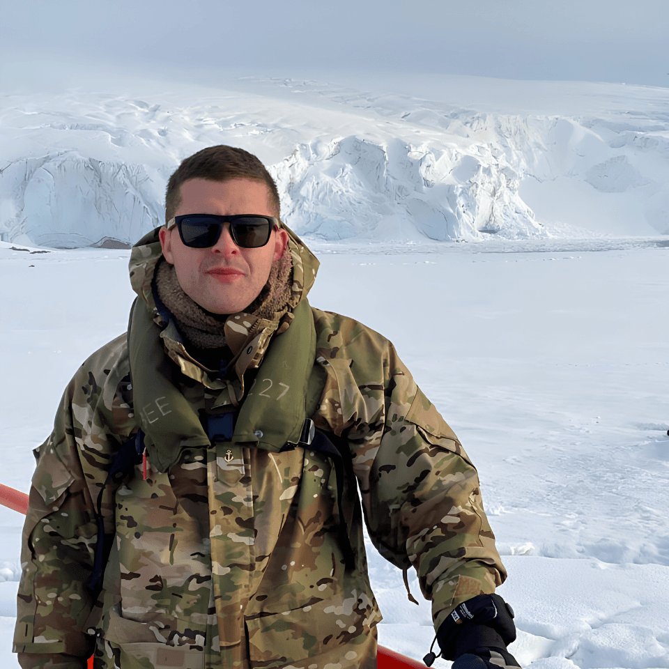 Cristian Arriagada como Infante de Marina de la Armada de Chile, en la Antártica